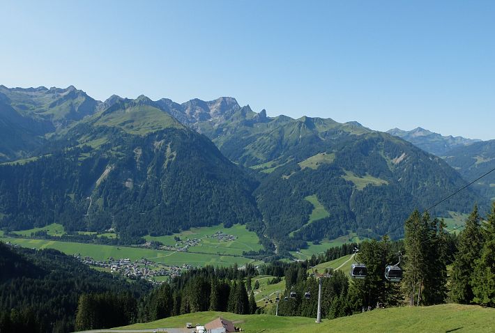 bergbahn-diedamskopf-mittelstation-aussicht-au-schoppernau-vorarlerg