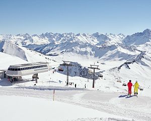 bergbahnen-skigebiet-diedamskopf-au-schoppernau-vorarlberg-skifahren-panoramabahn