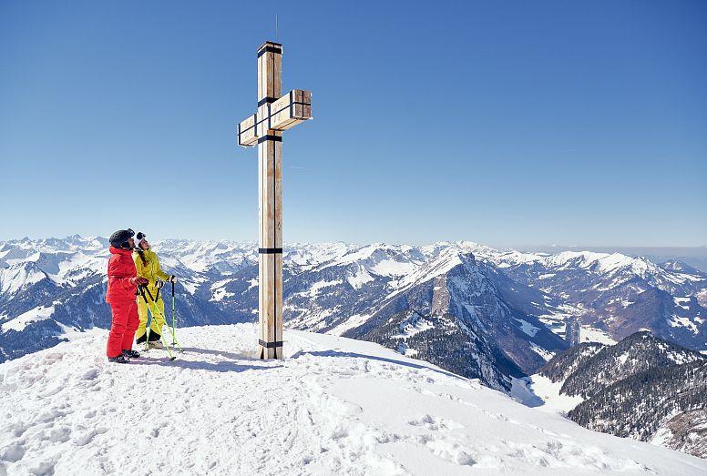 bergbahn-diedamskopf-au-schoppernau-skigebiet-bregenzerwald-vorarlberg-gipfelkreuz