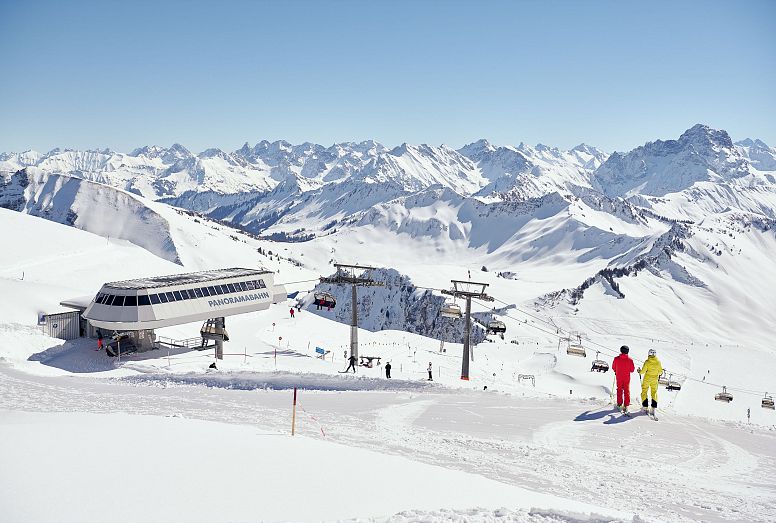 bergbahnen-skigebiet-diedamskopf-au-schoppernau-vorarlberg-skifahren-panoramabahn